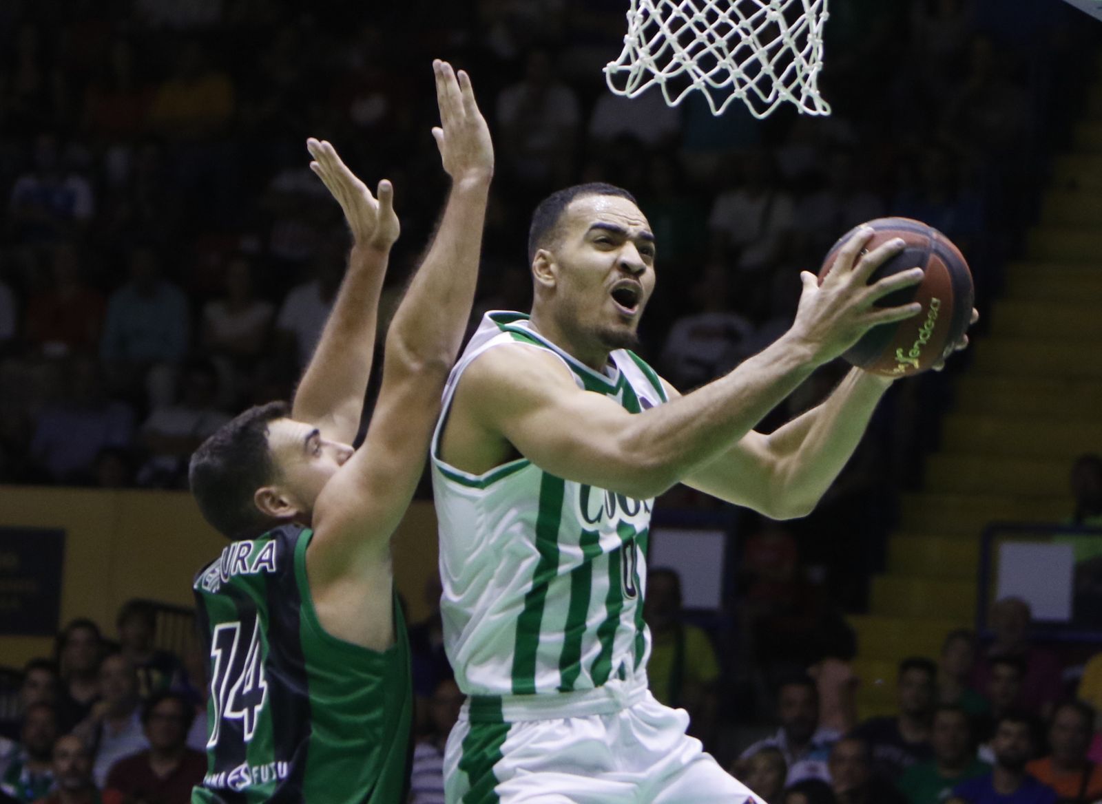 Obi trata de anotar defendido por el jugador del Joventut Ventura.