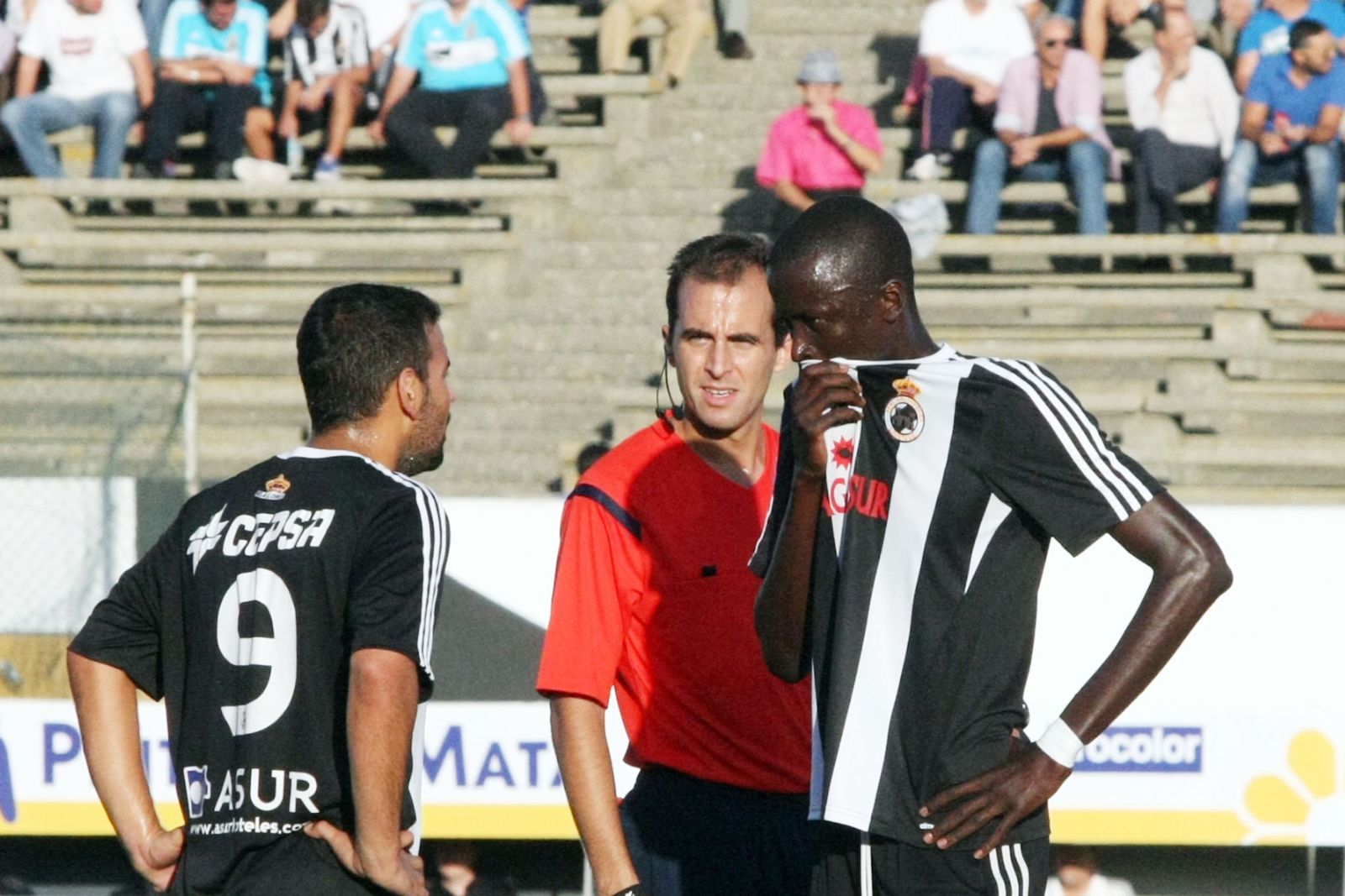 Juan Peña Varela observa una conversación entre Canario y Fall en el Municipal
