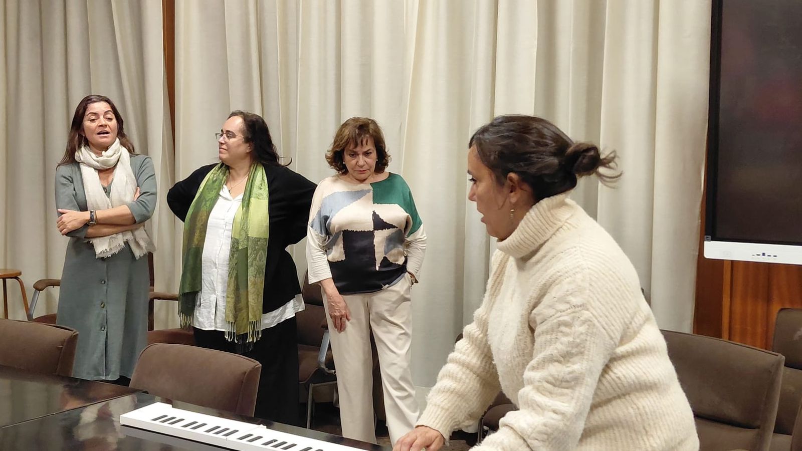 Marta del Pozo le explica a los coralistas del Orfeón de Sevilla como colocar su voz