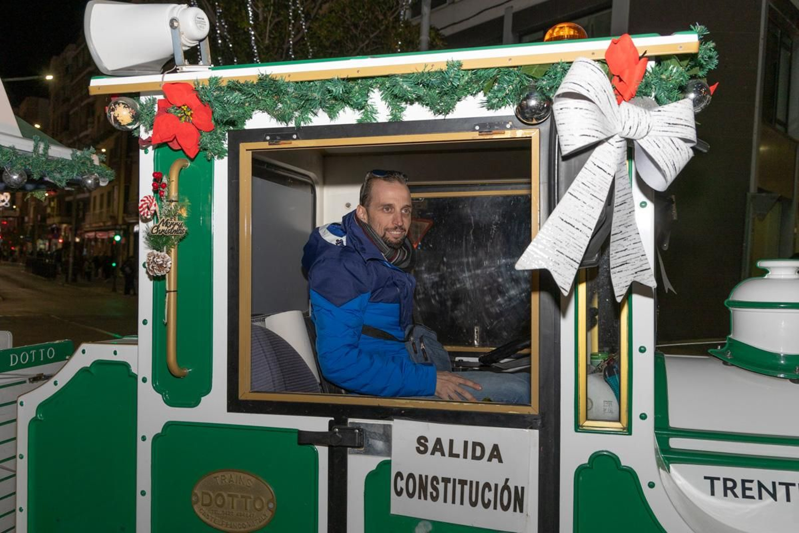 Los jienenses disfrutan de la magia de la Navidad recorriendo sus calles