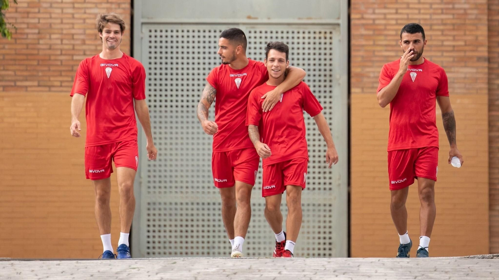 Duarte, Tomás, Romero y Peris se dirigen a un entrenamiento.