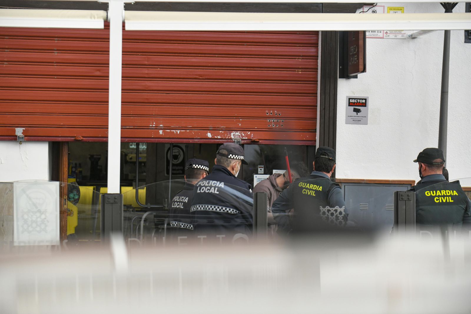 Fotos: Así ha sido la redada de la Policía Local y la Guardia Civil en un bar de Ogíjares que incumplía las restricciones