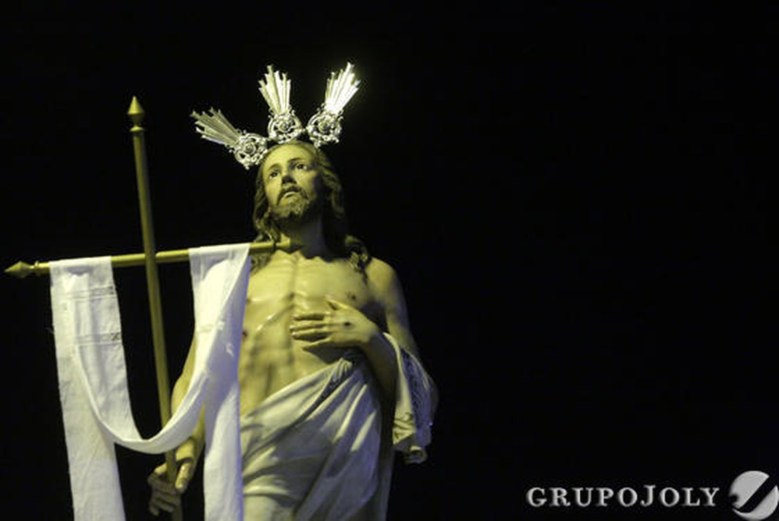 La imagen de Jesús Resucitado procesiona por las calles de Algeciras de madrugada, una novedad este año

Foto: J.M.Q./Erasmo Fenoy
