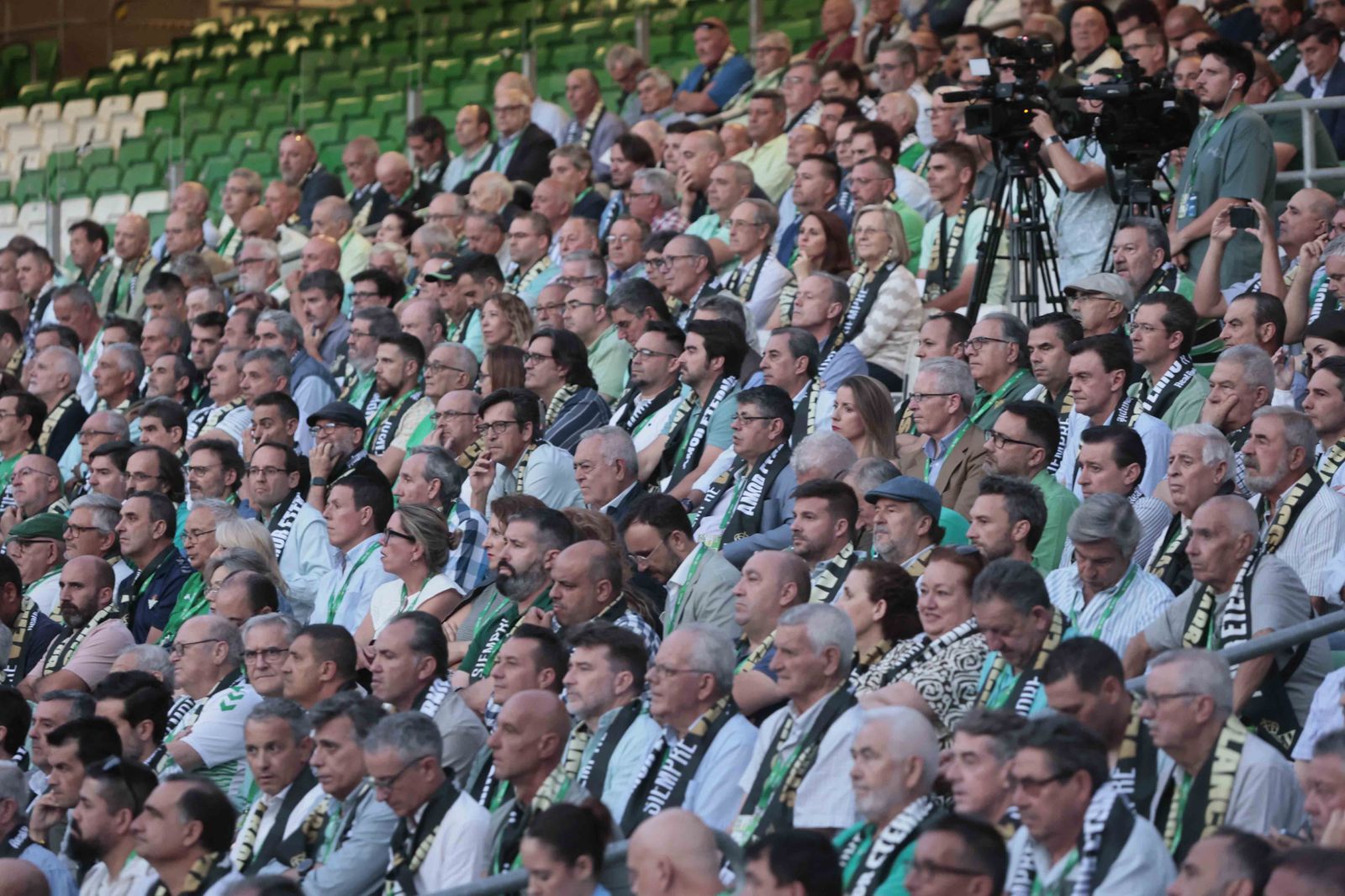 Búscate en el acto Siempre Verdiblancos