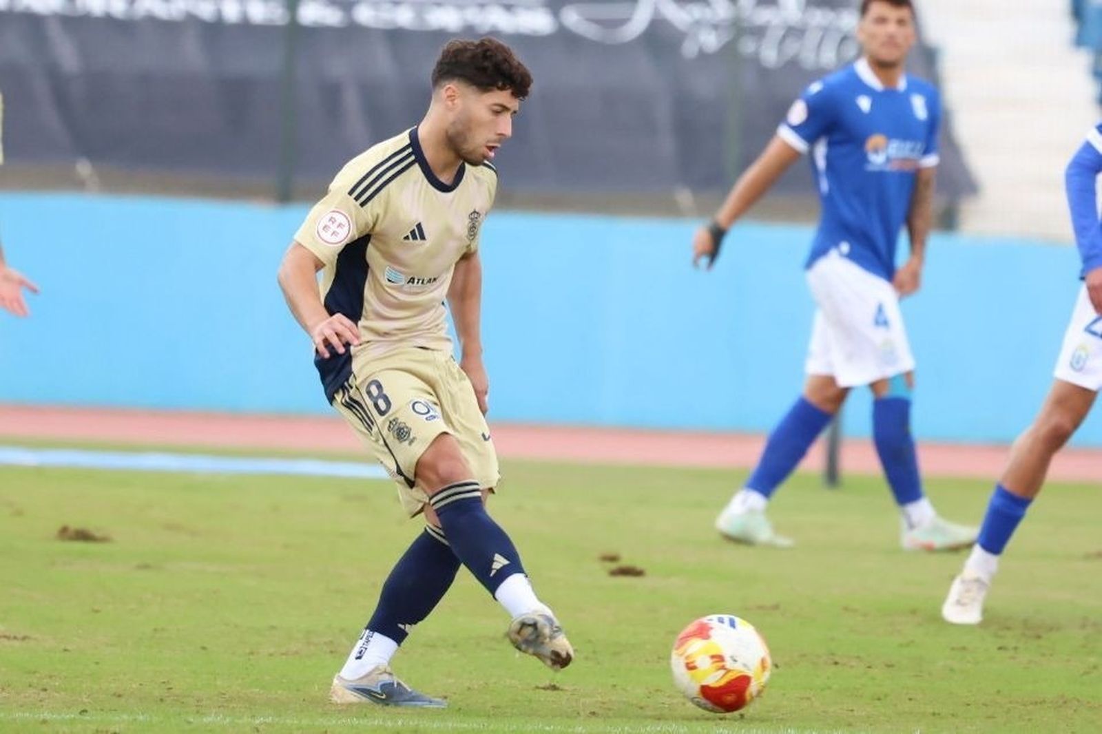 Pepe Mena en el partido contra el Melilla.