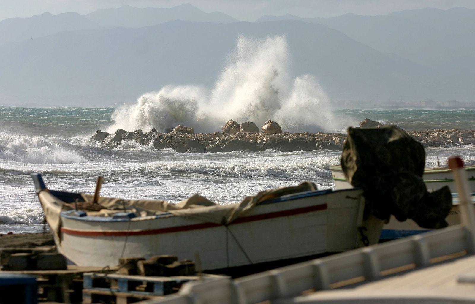 El viento levanta el oleaje en la playa de El Palo.