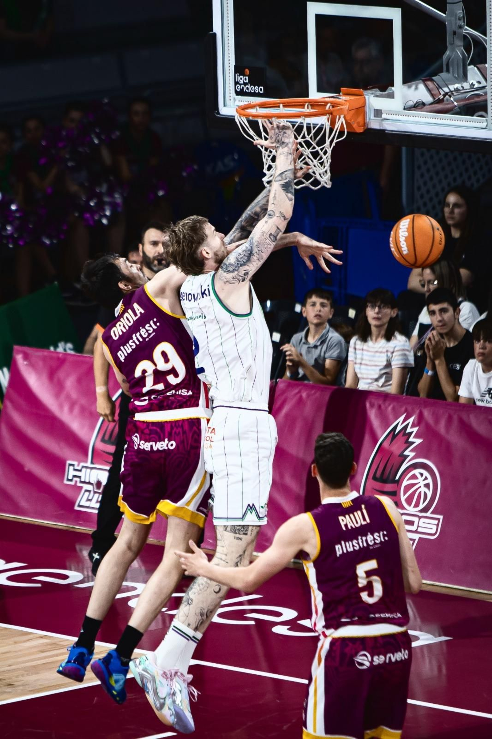 Balcerowski recibe una falta. Balcerowski recibe una falta.