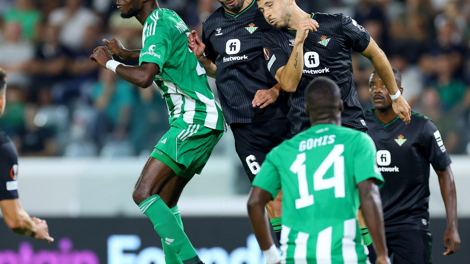 Pezzella despeja el balón ante Mayambela y Guido.