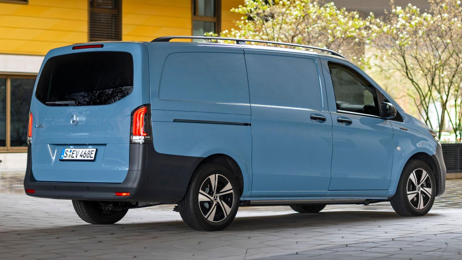 Con la batería de 90 kWh también se mantiene la posibilidad de elegir entre dos longitudes de carrocería.