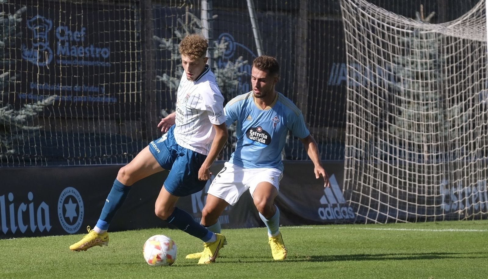 Simo es presionado por un rival.