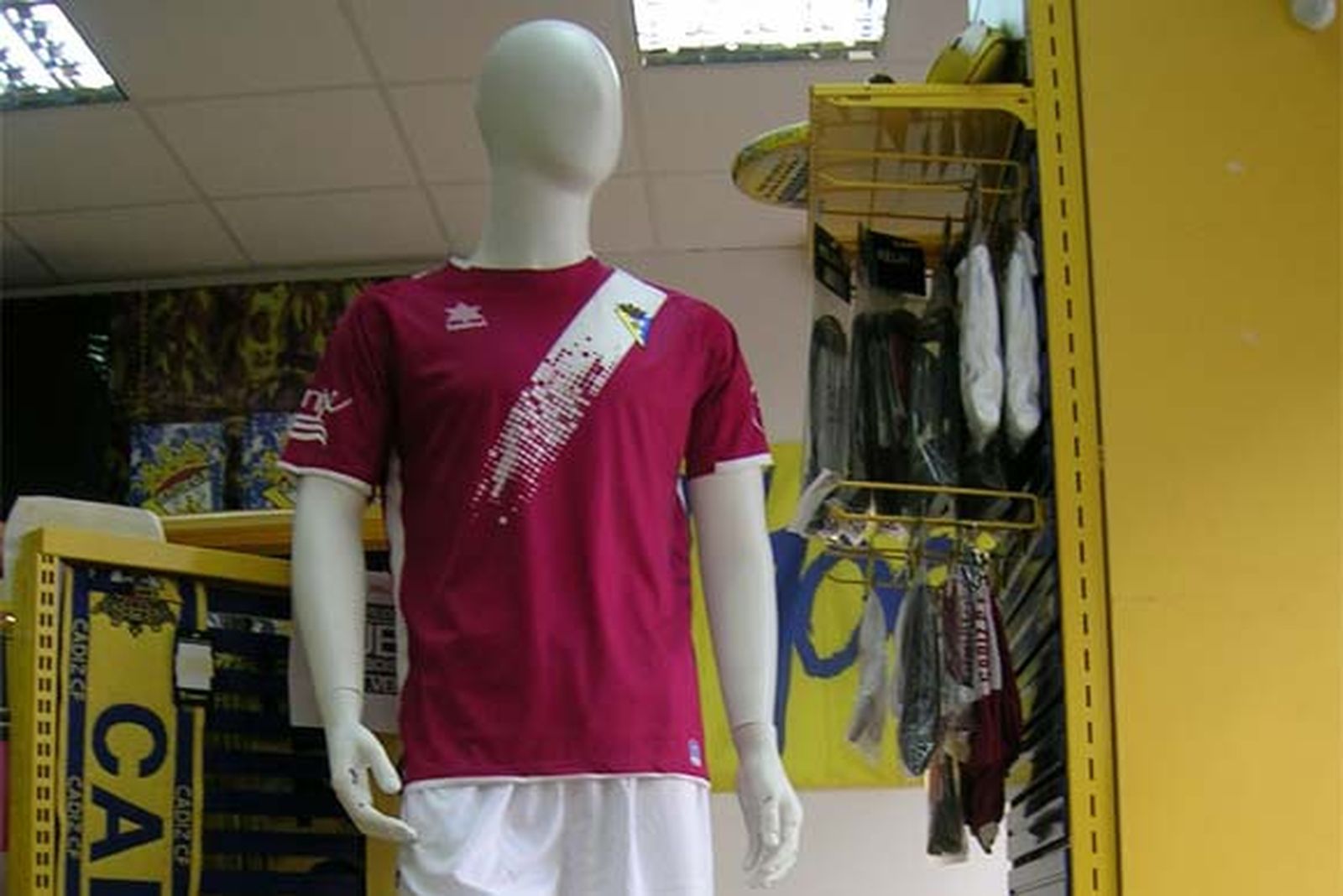 El Cádiz escoge los colores de la ciudad para su tercera equipación