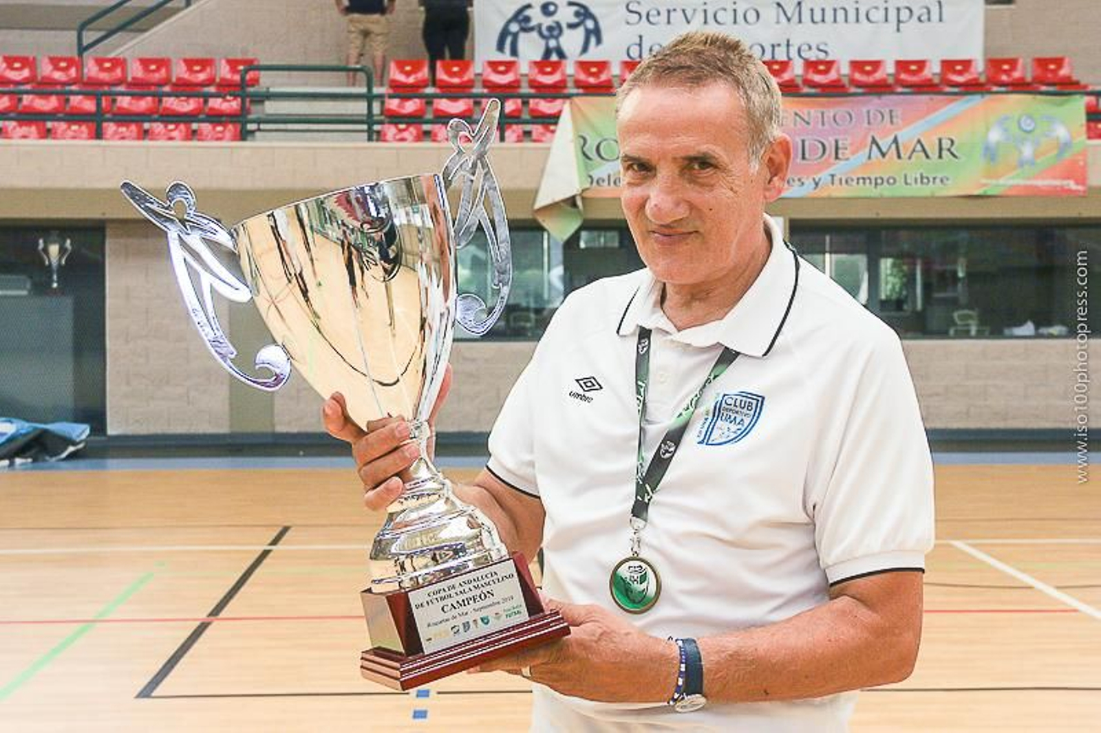 Moli posando con el trofeo de campeón de Andalucía.