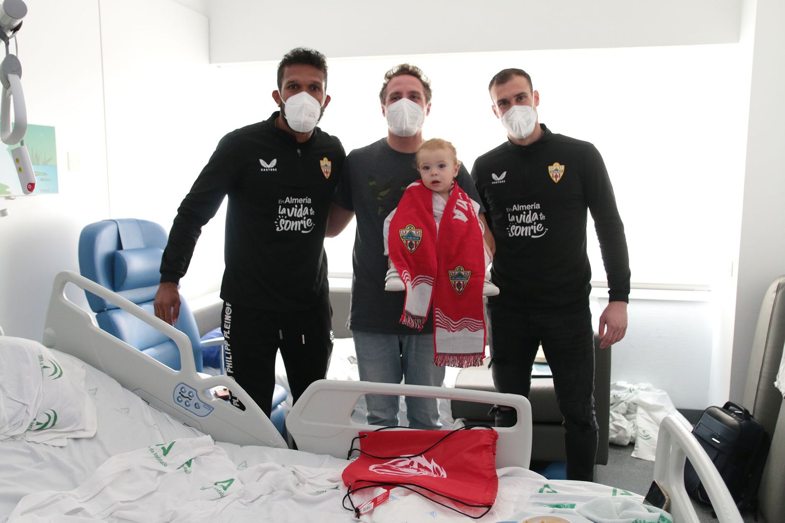 Los Reyes Magos de la UD Almería entregan sus regalos a los niños hospitalizados de Torrecárdenas