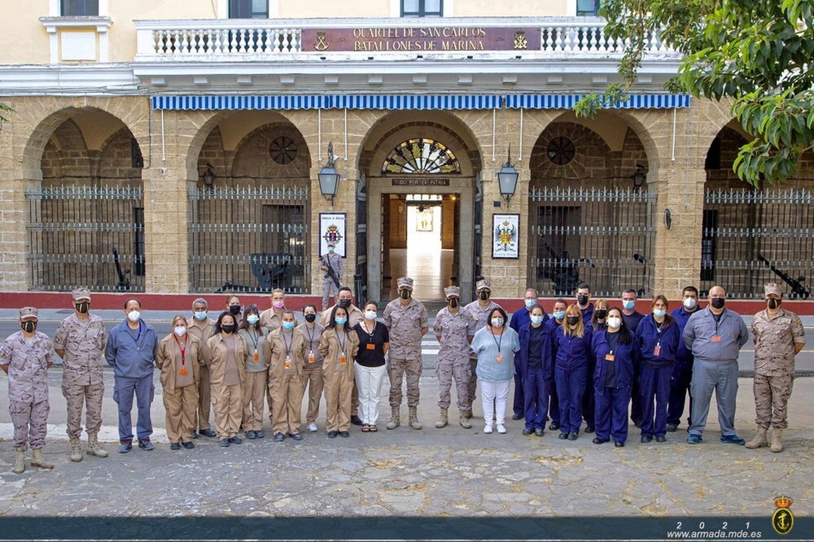 Foto de familia de los participantes de un taller de empleo ante el Cuartel de San Carlos.
