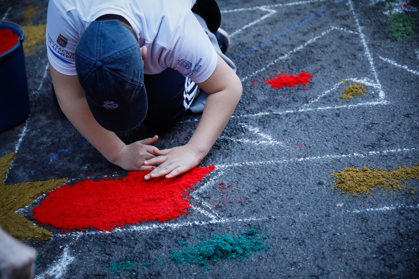 Así es la alfombra de serrín de 60 metros en el Paseo de Almería, en imágenes.