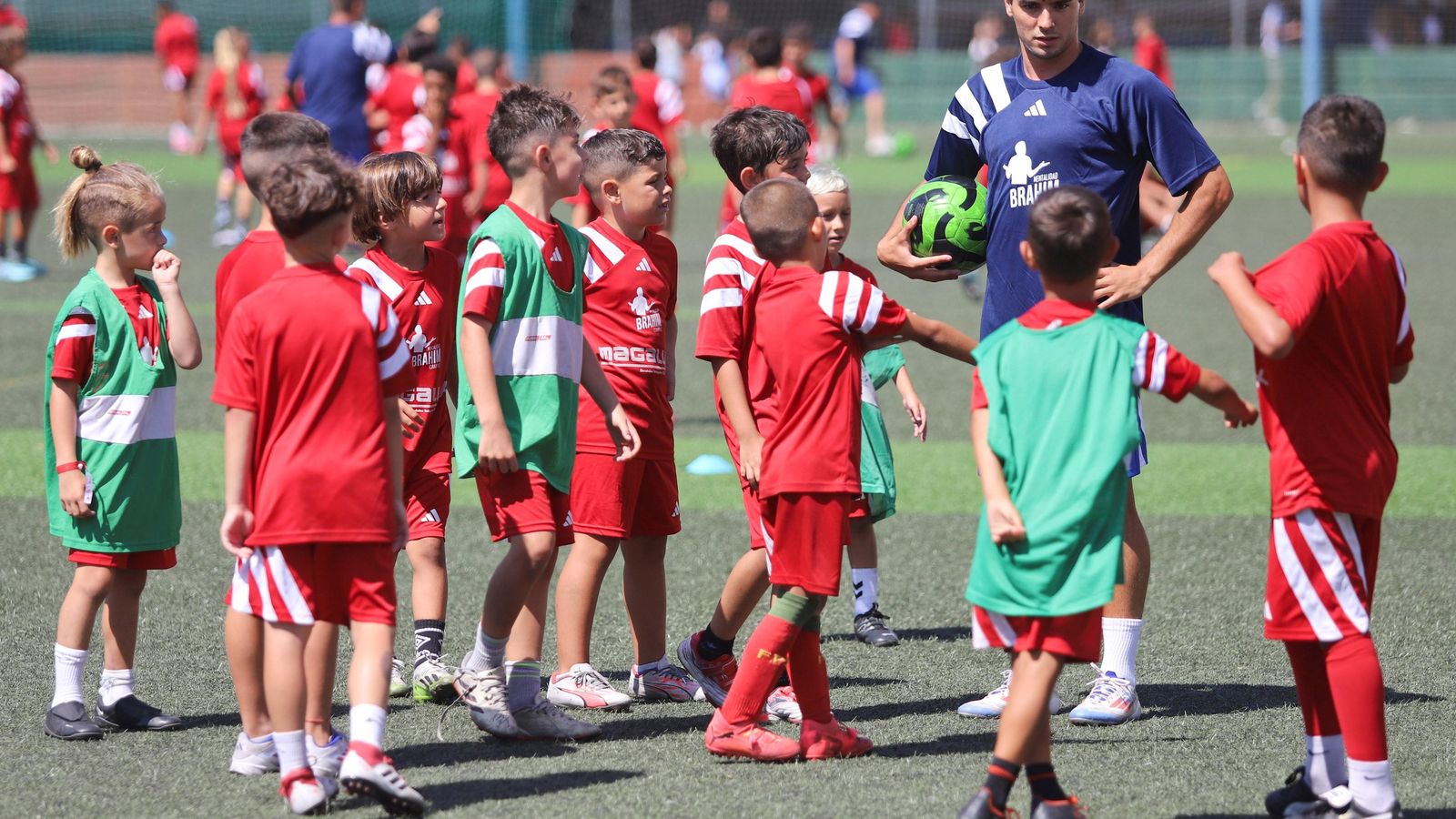 La visita de Brahim Díaz a su campus, en fotos