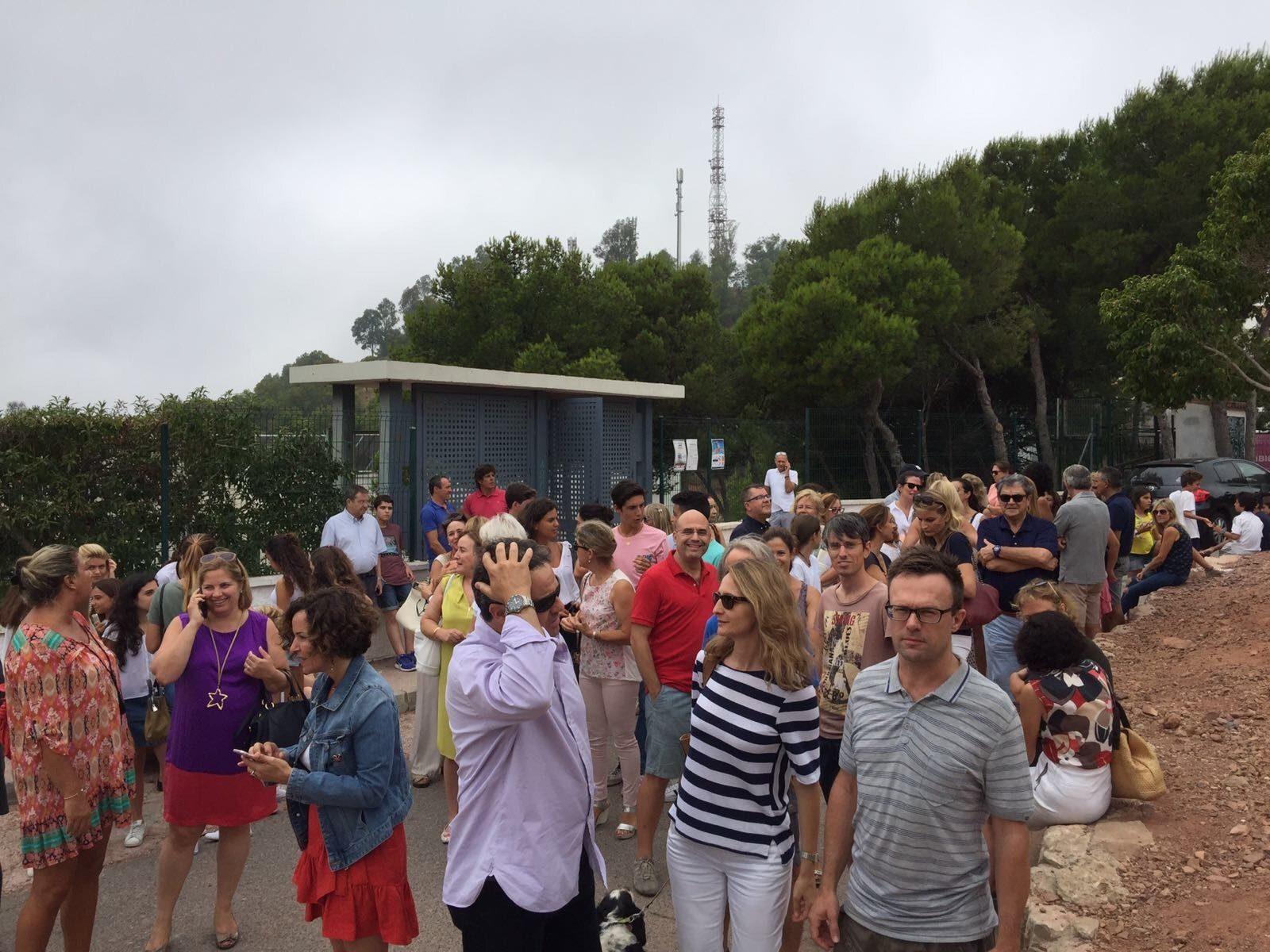 Familias y docentes concentrados junto al colegio Saint George.