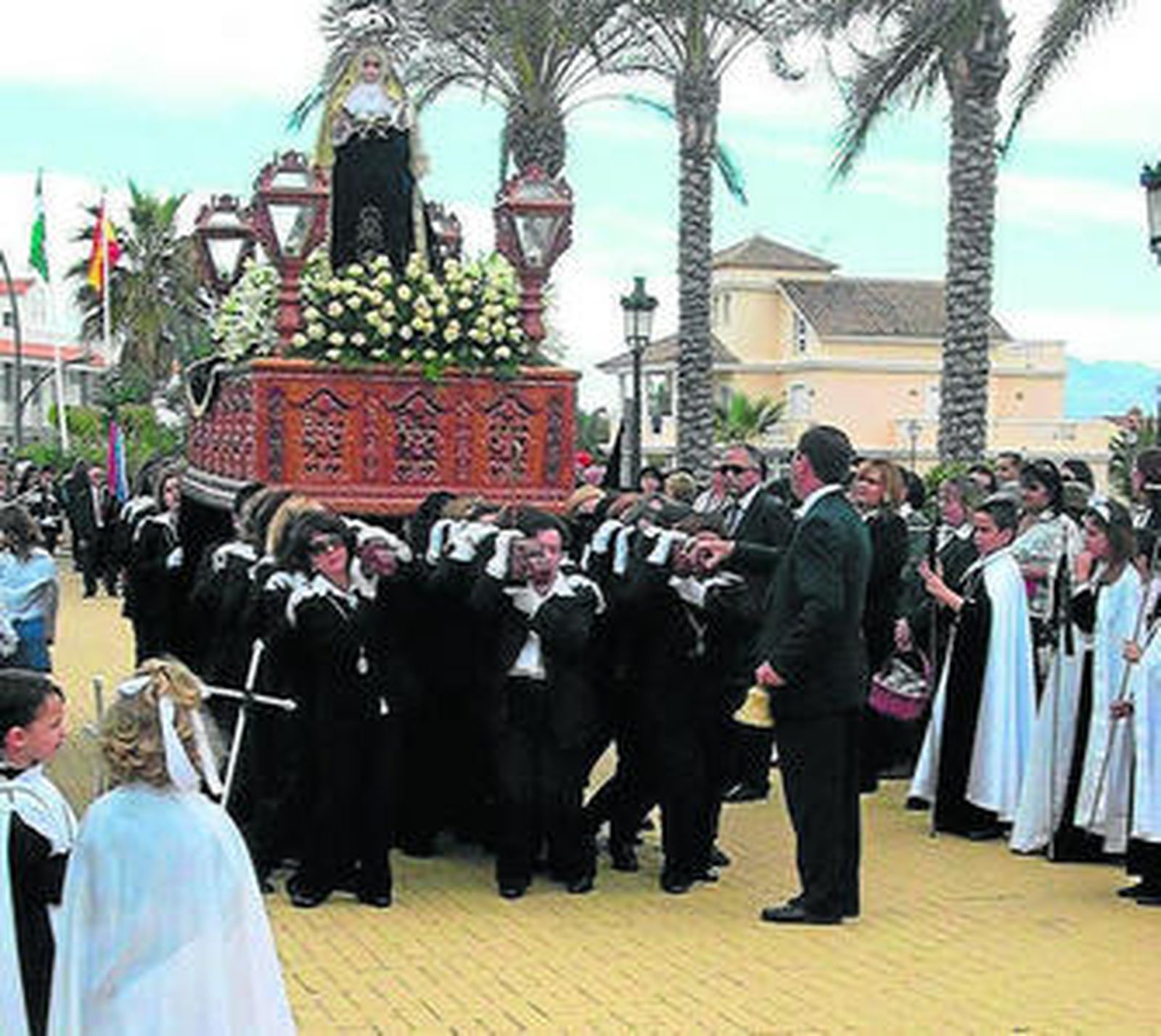 La imagen de la Virgen se inclina ante la del Nazareno.
