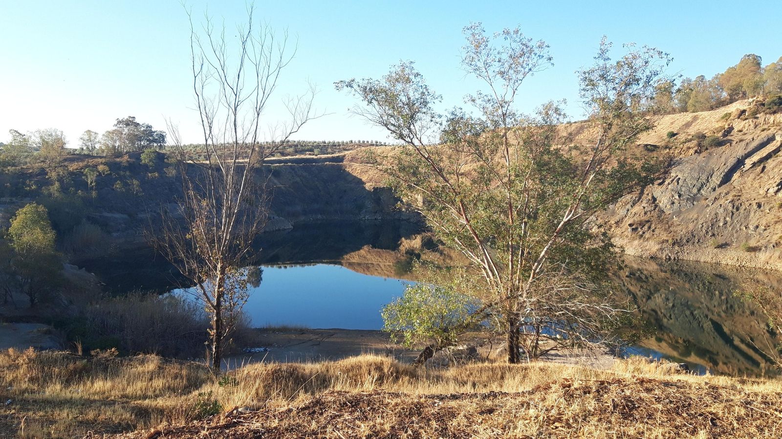 El trayecto pasa junto a un pequeño lago en el inicio.