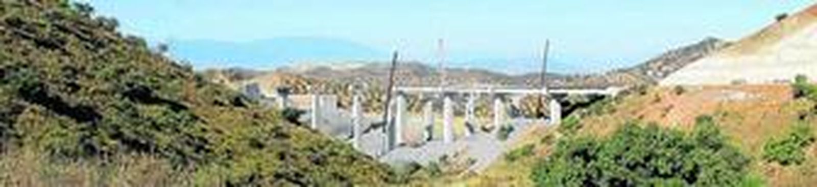 de Málaga, que es ejecutado por las mismas empresas que lo explotarán. 3. Infografía del puerto de La Bajadilla, ejemplo de colaboración público-privada.