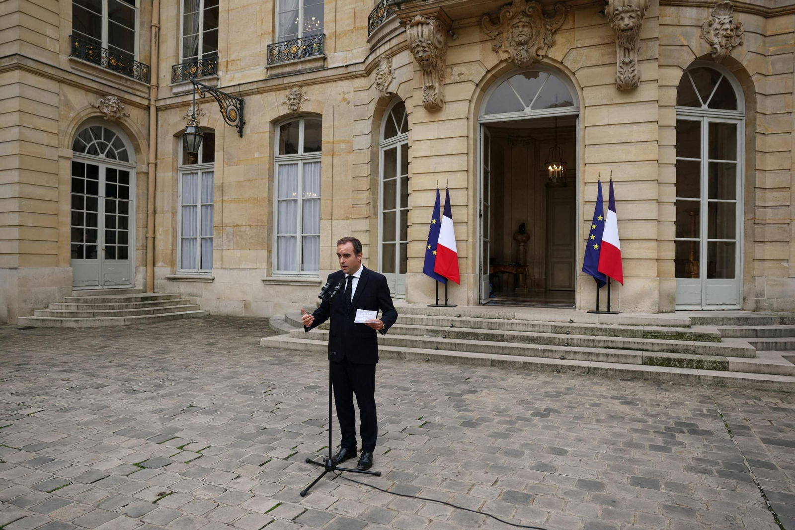 El primer ministro saliente francés, Sébastien Lecornu, durante su declaración pública.