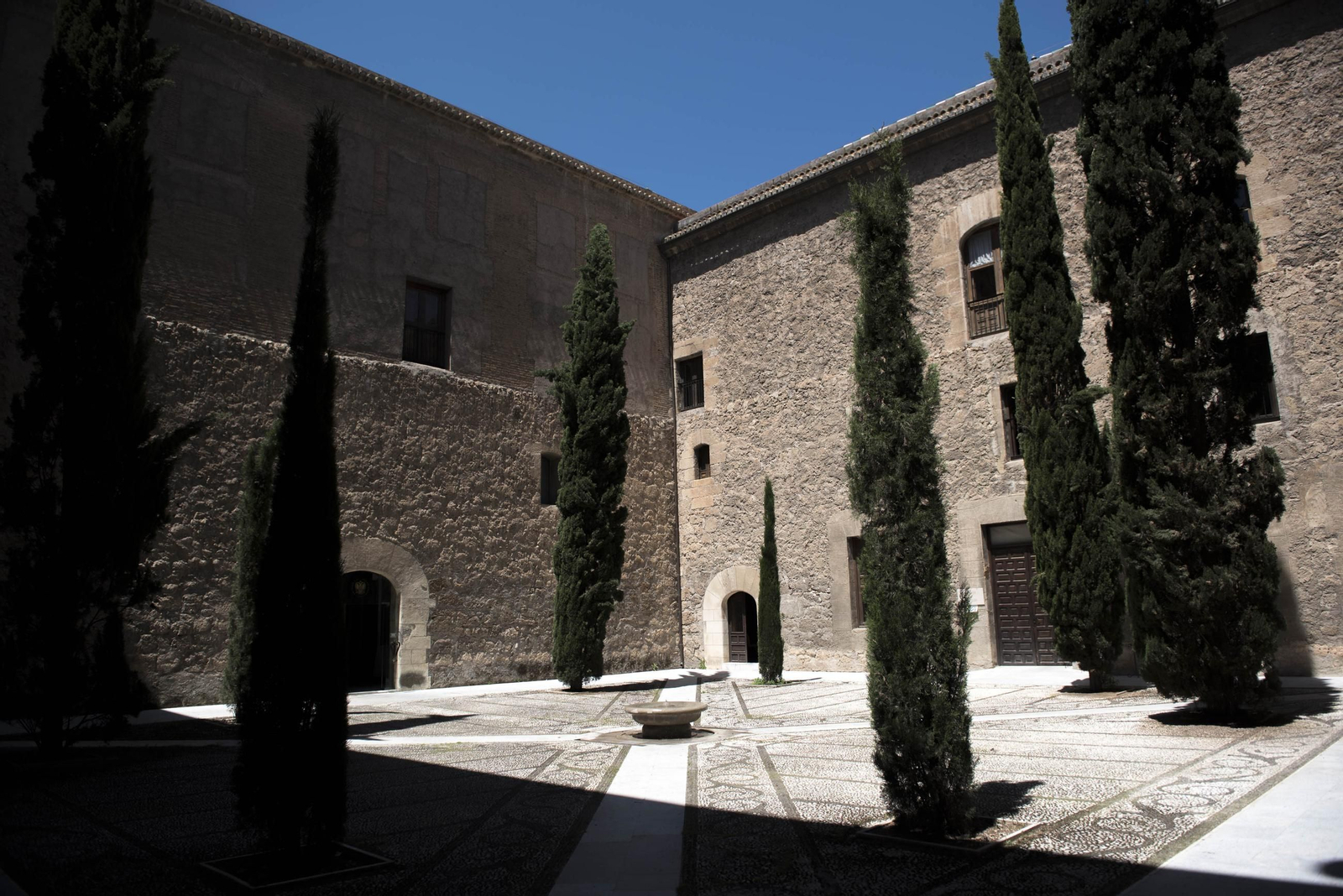 Patio del Hospital Real, sede del Rectorado.