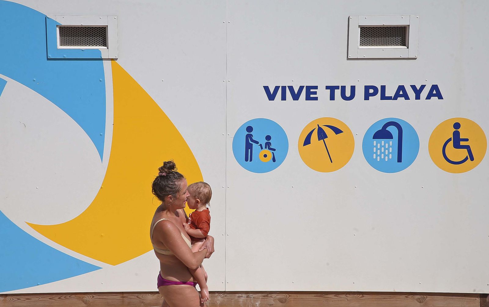 La playa de Getares abarrotada este domingo, en imágenes