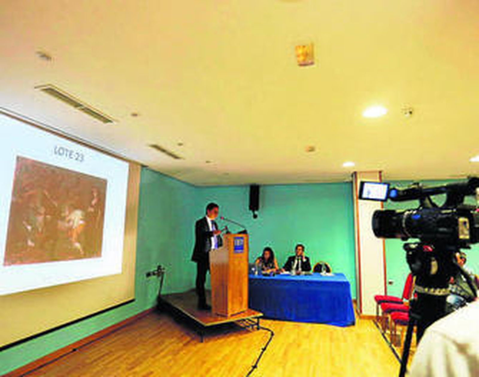 Parte del público asistente ayer a la subasta en el Hotel Tryp.