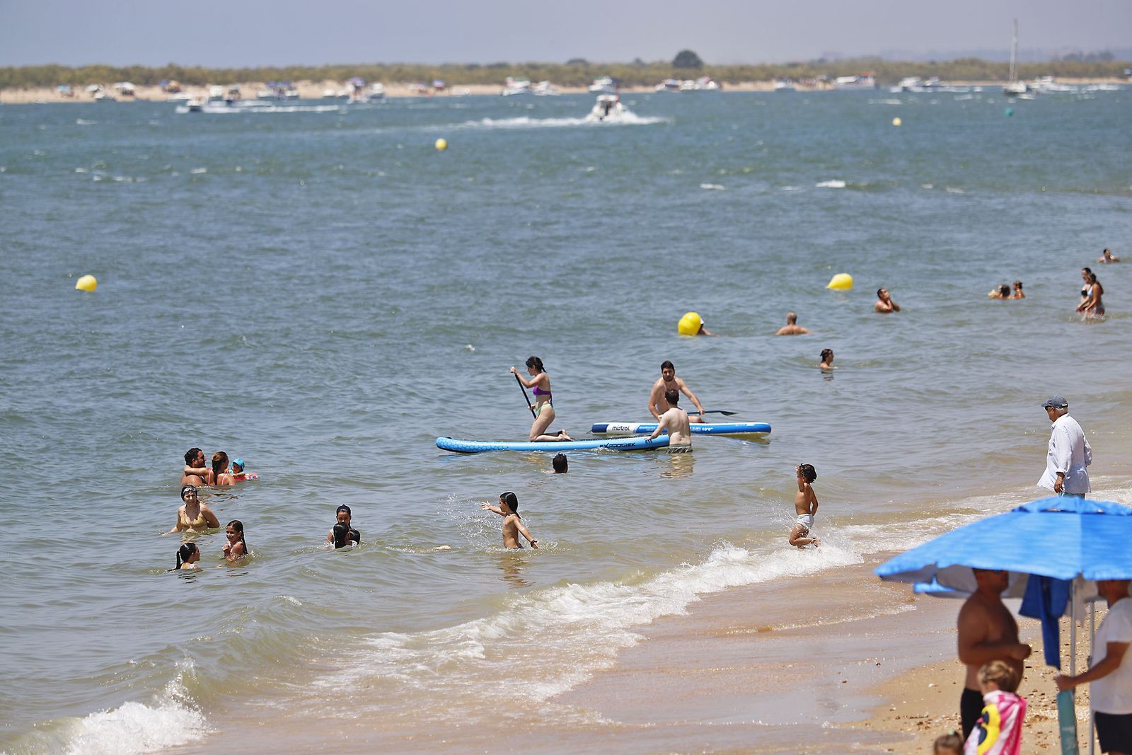 Ambiente en las playas de Huelva en el domingo 2 de julio