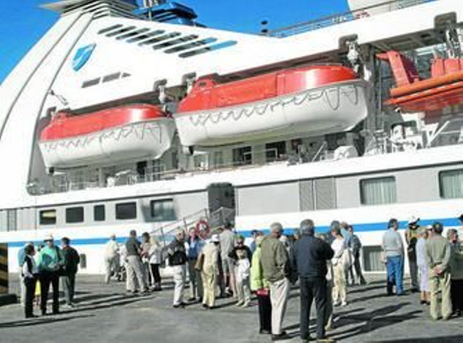 Un grupo de turistas de cruceros en el Puerto de Sevilla.