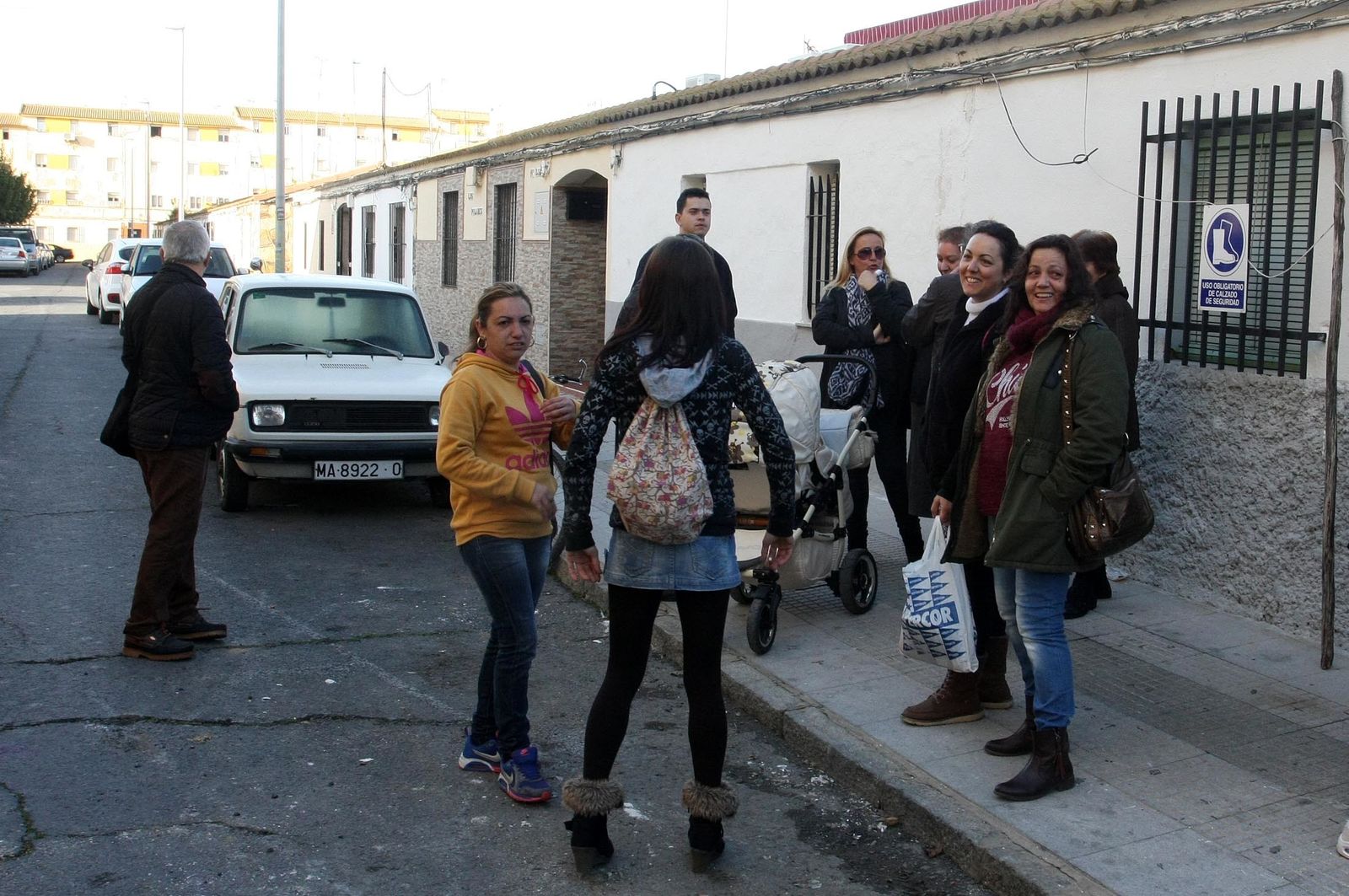 La visita del alcalde a las obras de rehabilitación de las viviendas de Pérez Cubillas, en imágenes