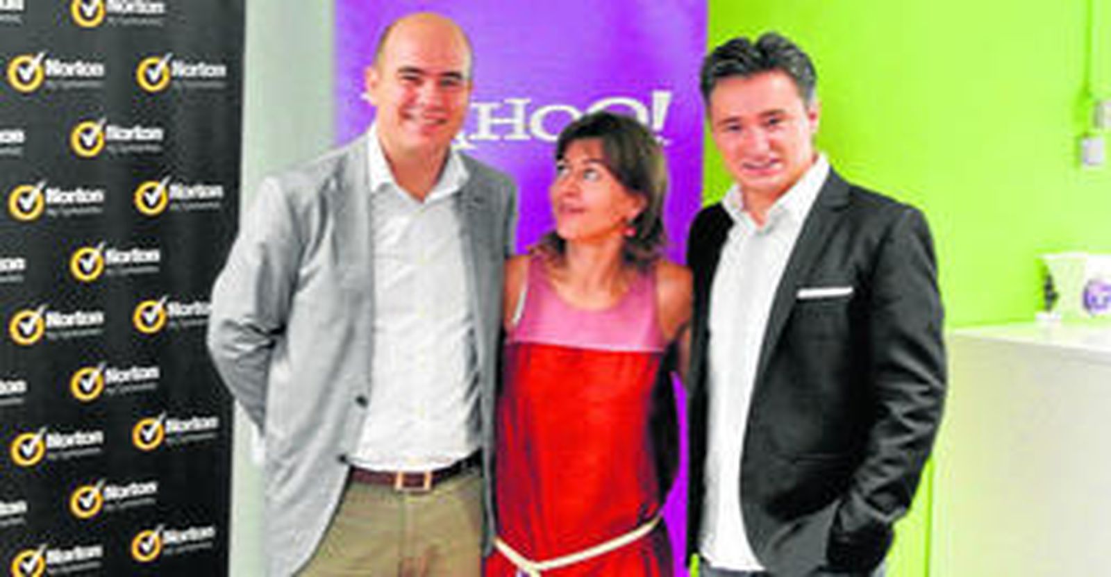 Roberto Testa, directivo de la firma Norton; Carlota Rodríguez, editora de contenidos de Yahoo, y Joseba Fiestras.