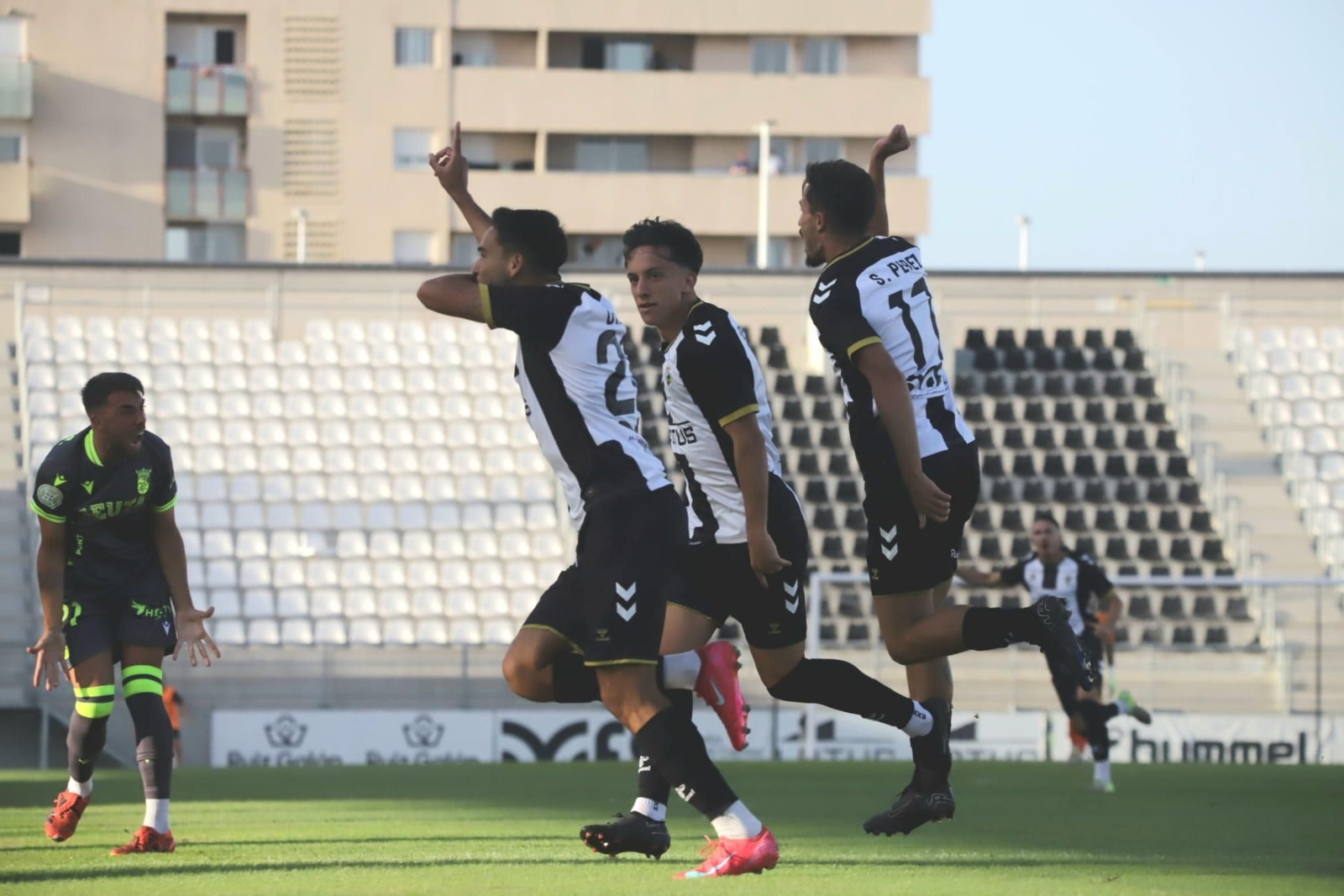 Diego celebra su primer gol