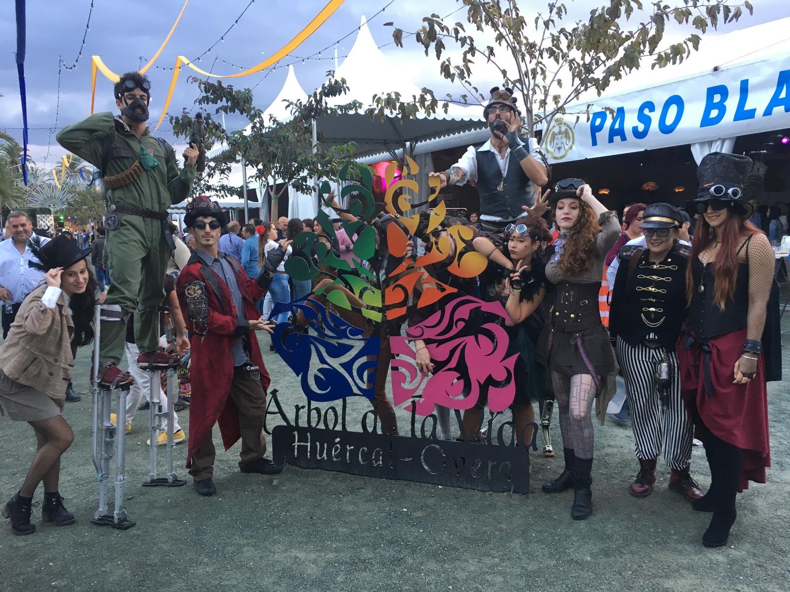 El recinto se tiñó con esta animación de personajes de la época.