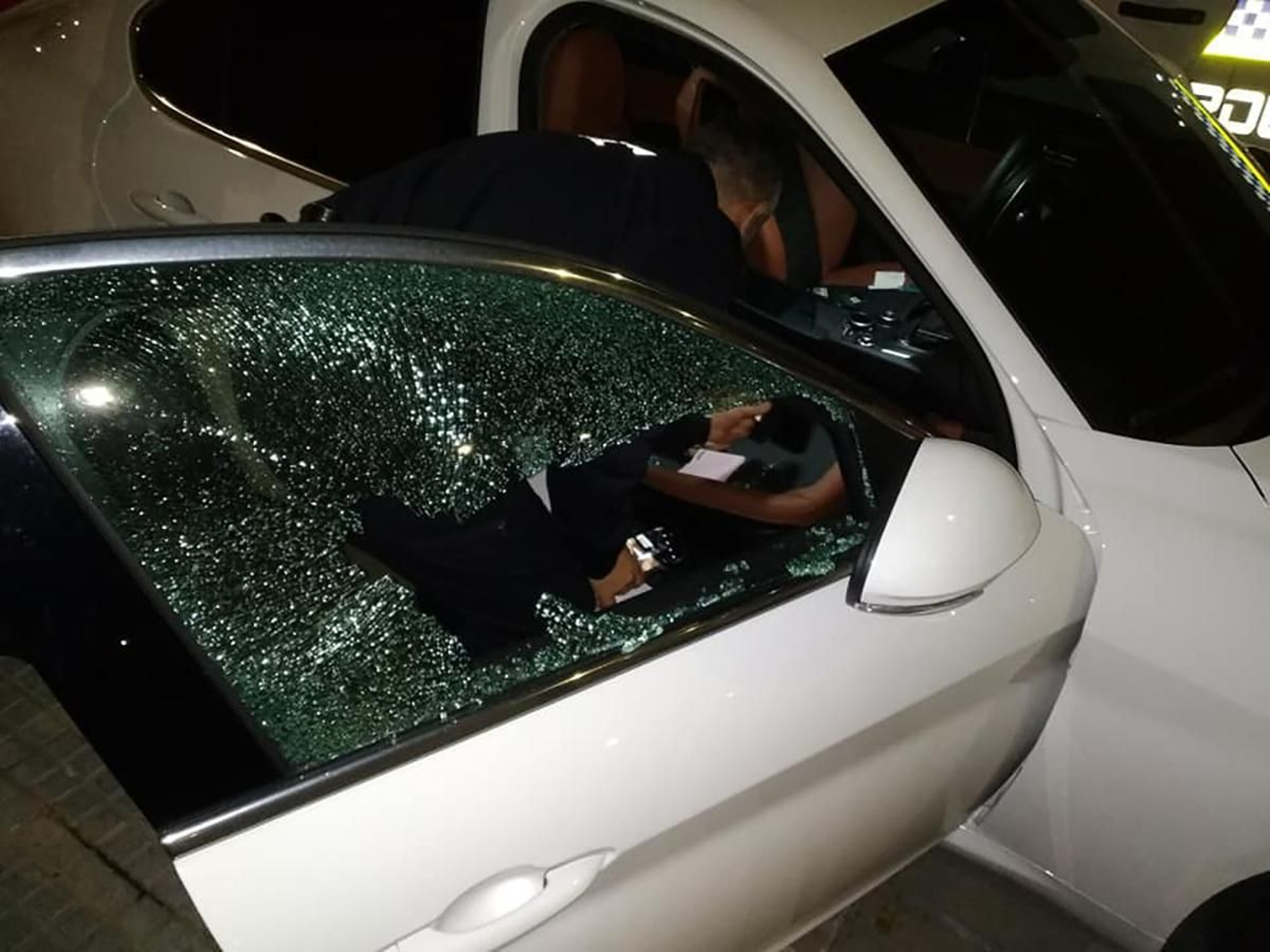 Rotura del cristal de un vehículo para cometer un robo en su interior.