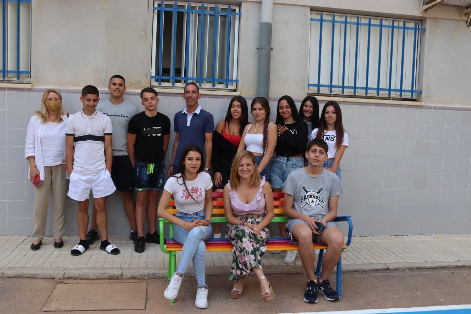 Varios alumnos y alumnas posan en el banco de la diversidad.