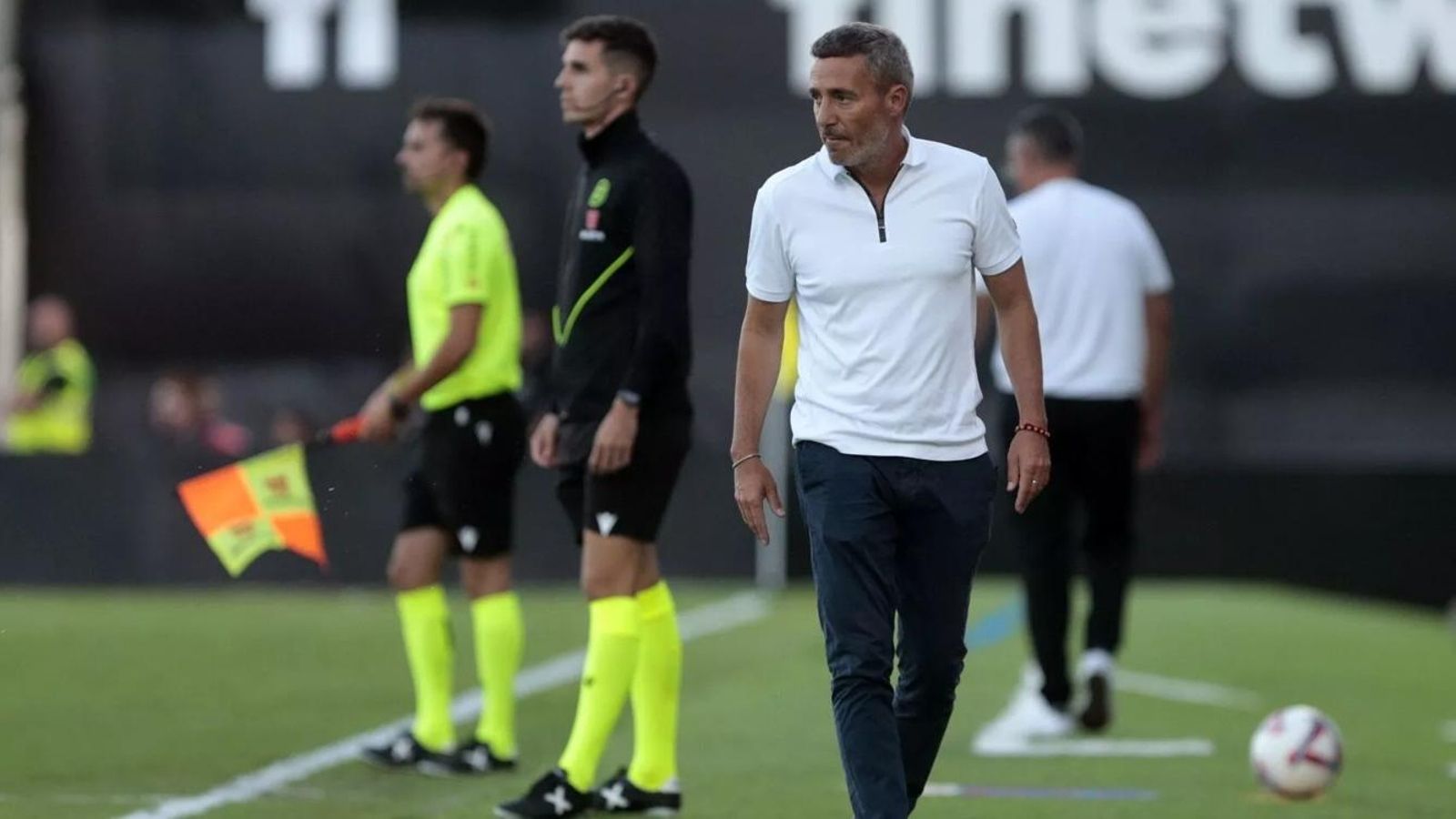 El técnico granadino observa a sus futbolistas en el último duelo liguero.