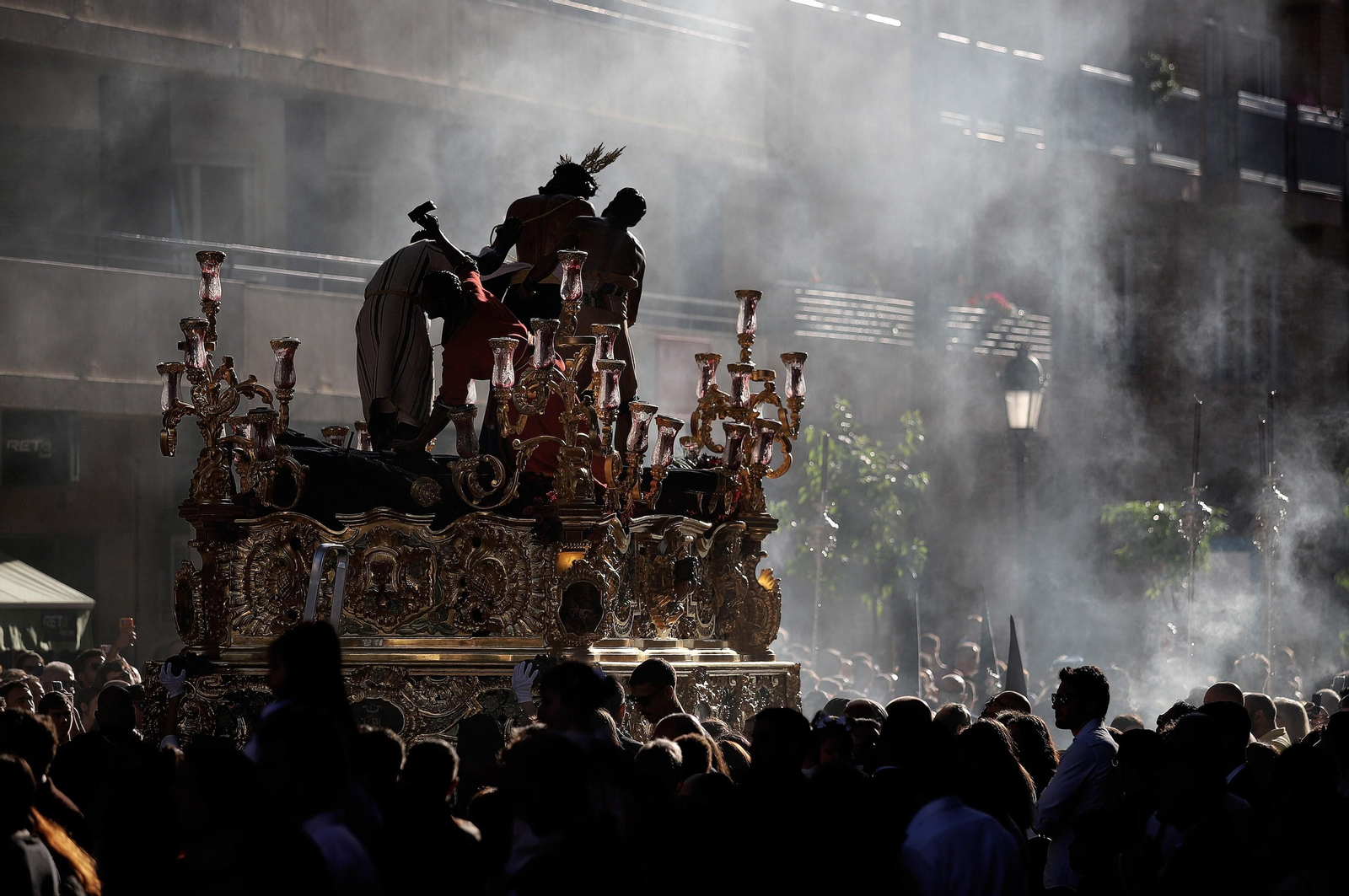 El paso de misterio de Los Mutilados saliendo del paseo Santa Fe.