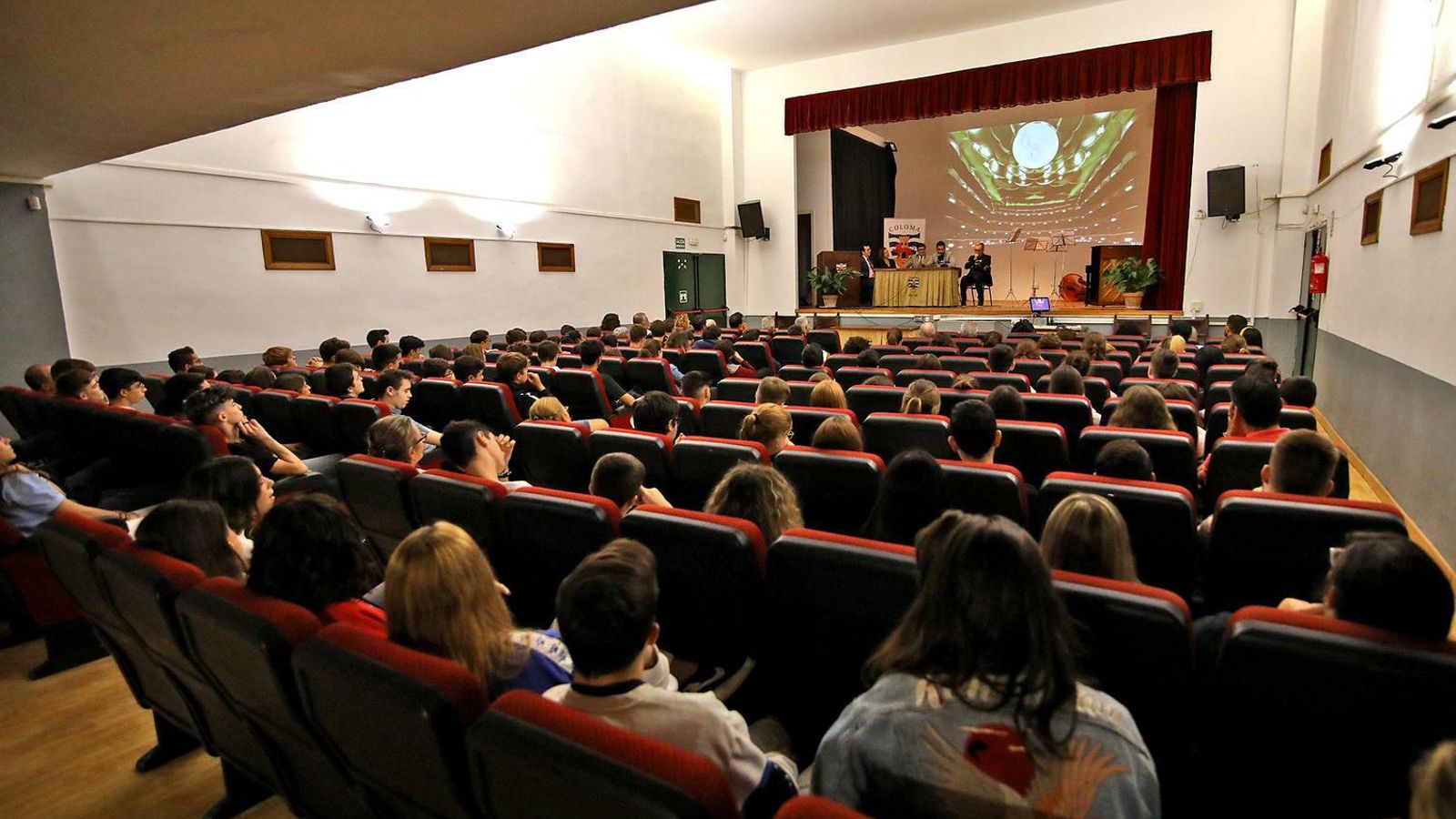 Aspecto que presentaba el salón de actos del instituto.
