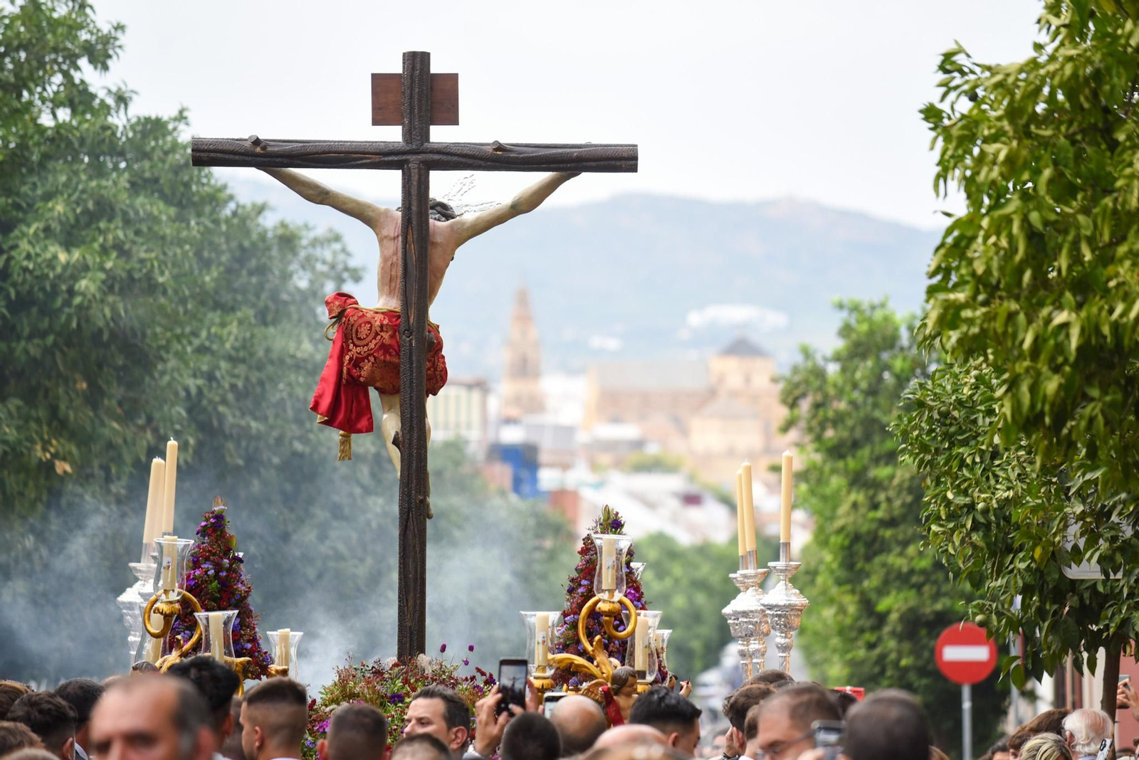 El vía crucis misionero del Cristo del Amor, en imágenes