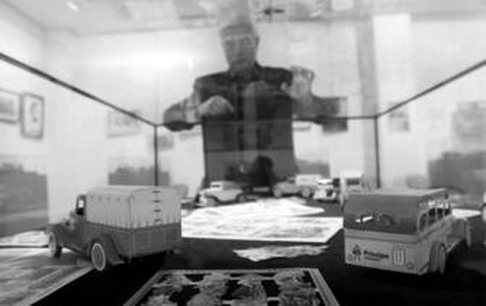 Francisco Carrascal muestra con mimo esas piezas hechas con recortables y que parecen de hojalata.