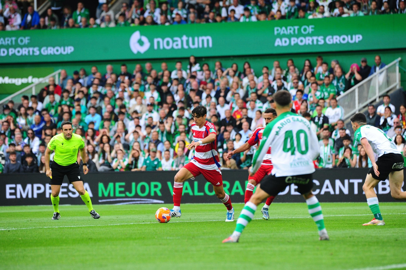 Gonzalo Villar en acción durante el partido ante el Racing