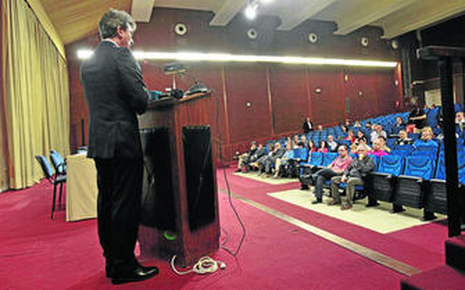 González Mazo leyó ayer el comunicado de la CRUE en el campus de Puerto Real. Otros miembros de la comunidad de la UCA lo leyeron en los otros campus.