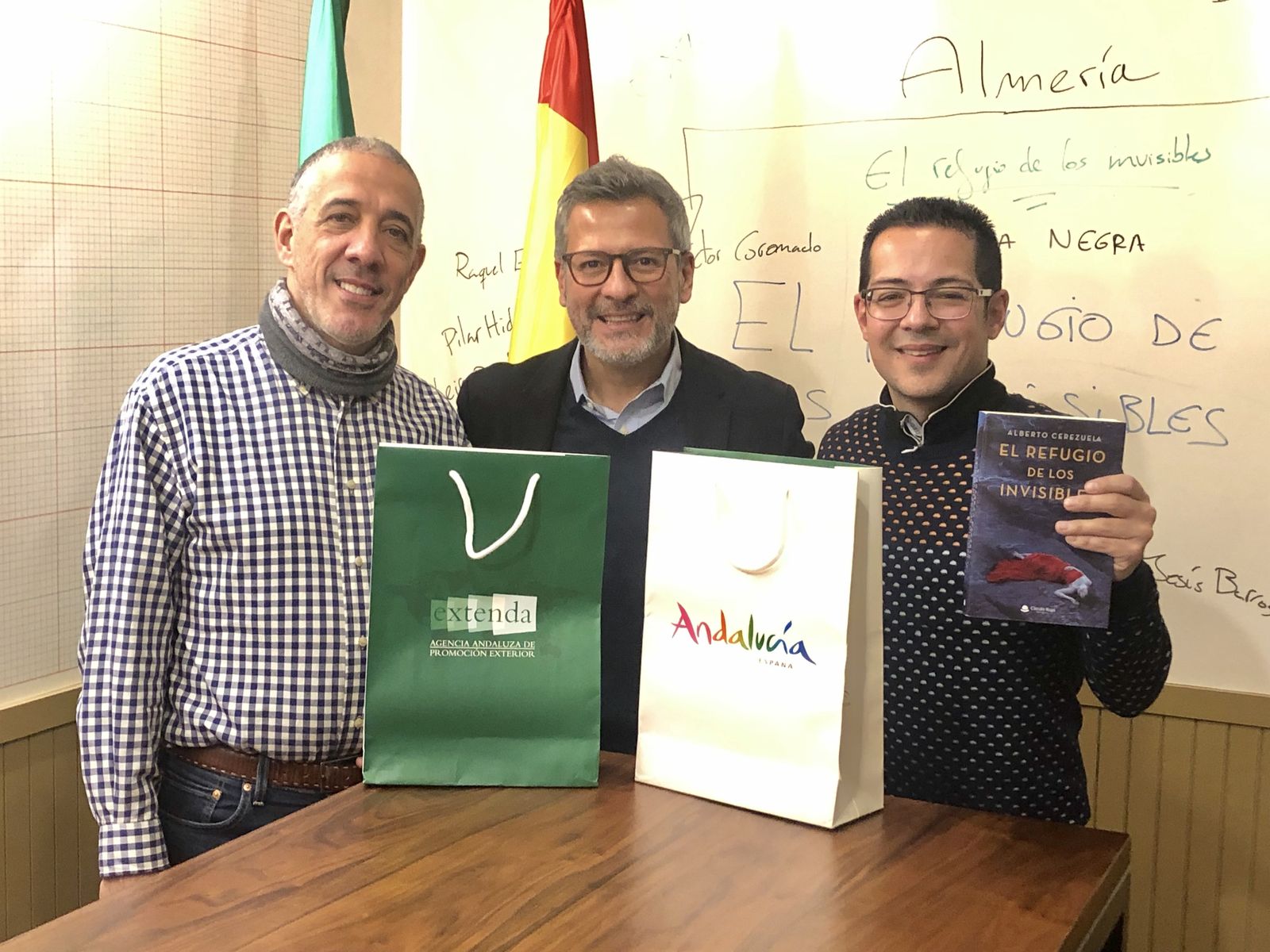 Alberto Cerezuela presentando su nueva obra 'El Refugio de los Invisibles'.