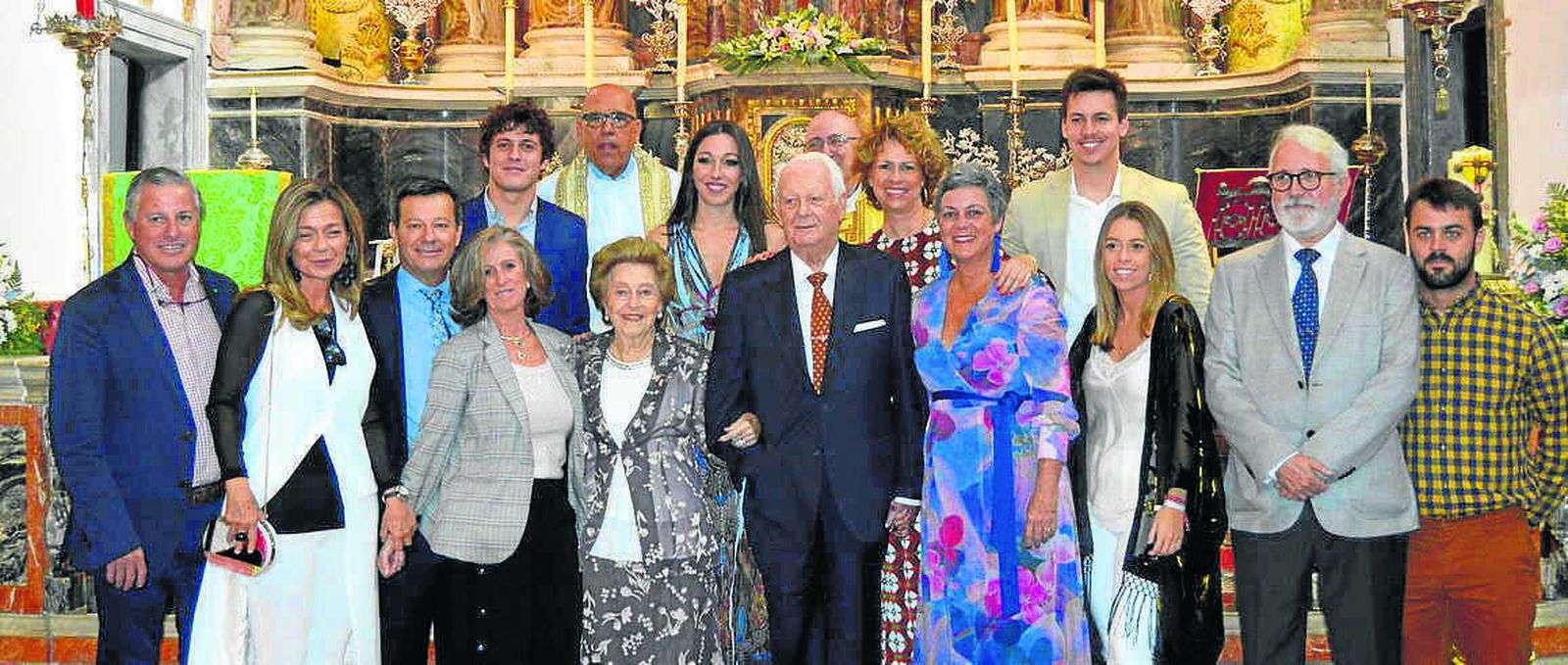 Los miembros de la familia De Sobrino Grosso, tras finalizar la ceremonia  religiosa de las bodas de diamante, en la iglesia del Rosario.