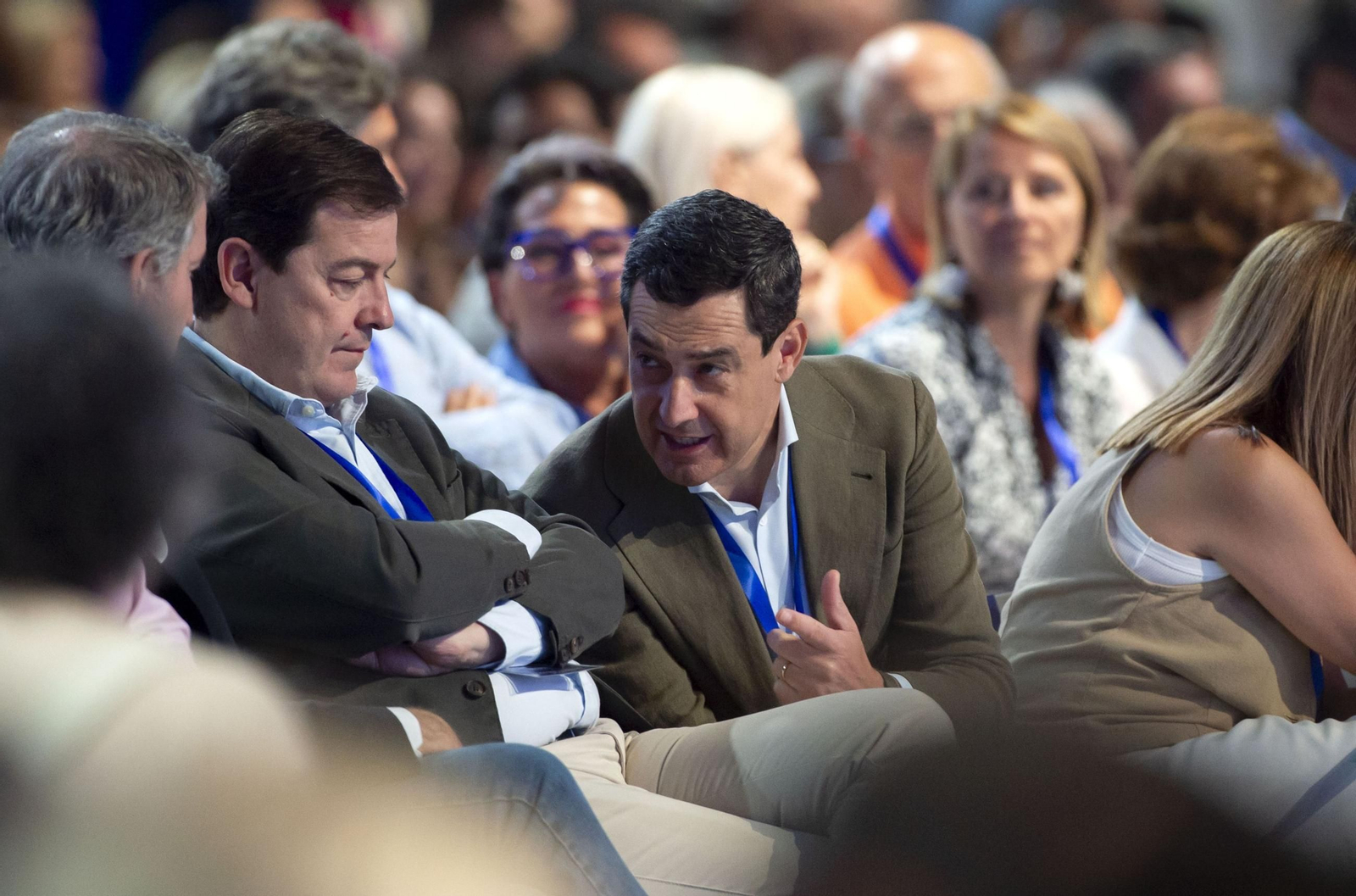 Juanma Moreno habla con Alberto Núñez Feijóo en presencia de Mañueco en el Congreso Nacional del PP celebrado en julio en Madrid. Juanma Moreno habla con Alberto Núñez Feijóo en presencia de Mañueco en el Congreso Nacional del PP celebrado en julio en Madrid.