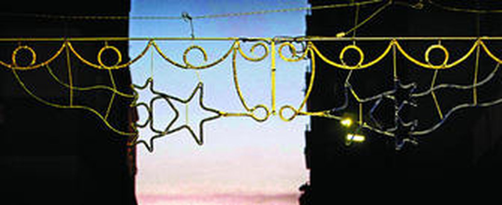 El alumbrado extraordinario de las calles de la provincia será este año un poco menos brillante, y más repartido.