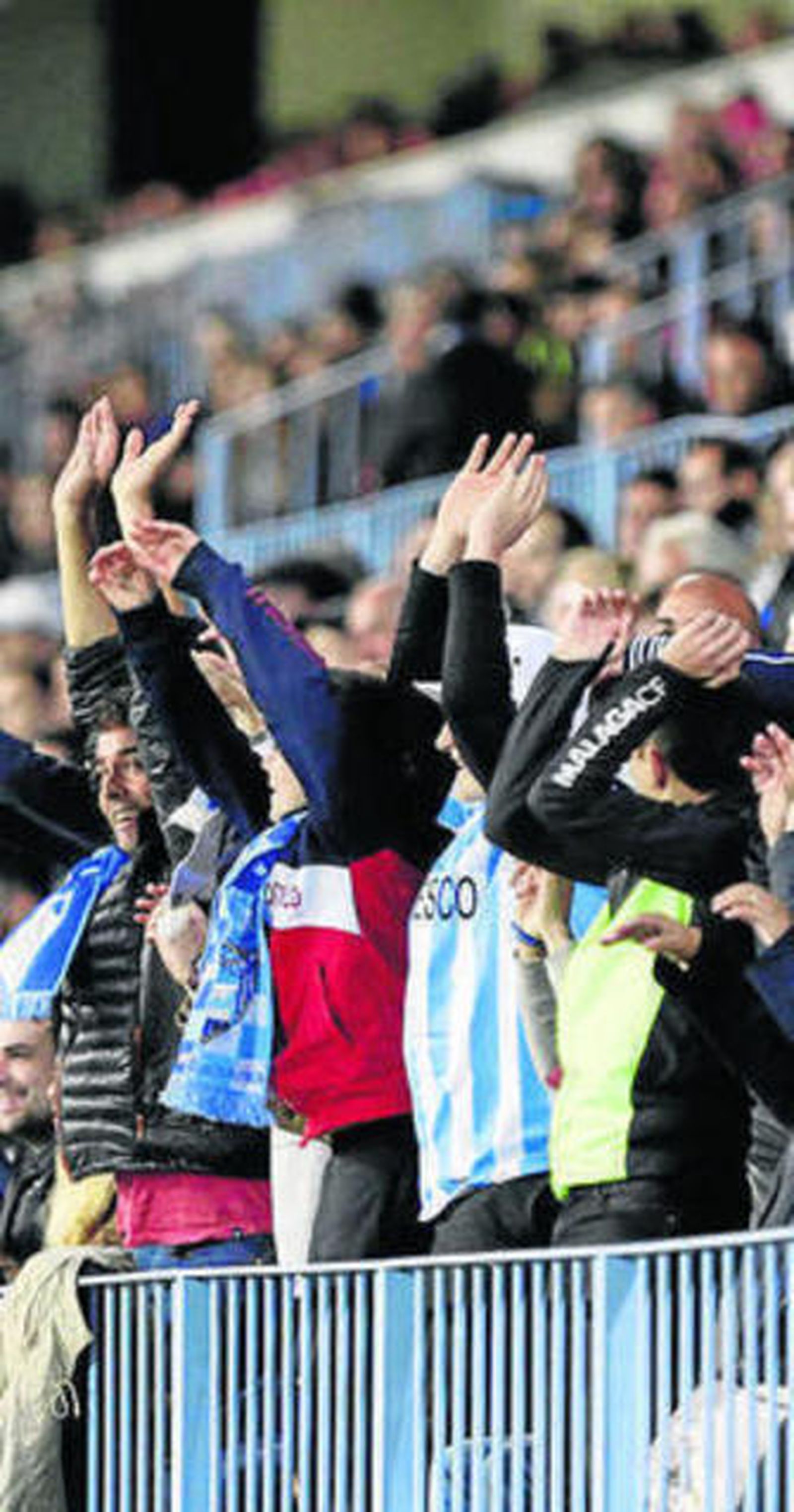 Seguidores haciendo la ola.