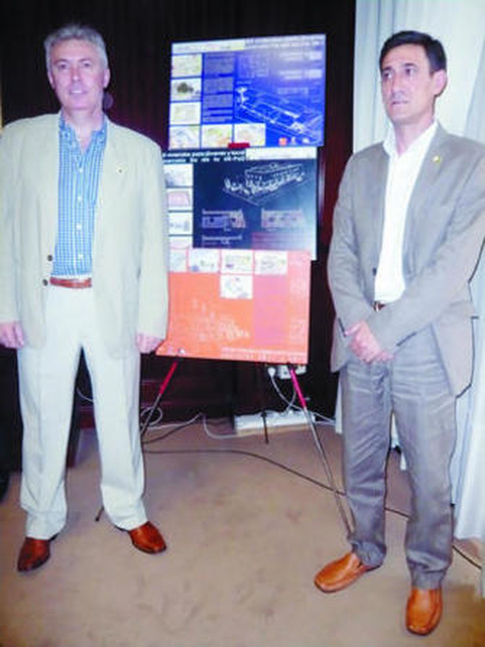 El alcalde huercalense junto al cartel de la promoción.