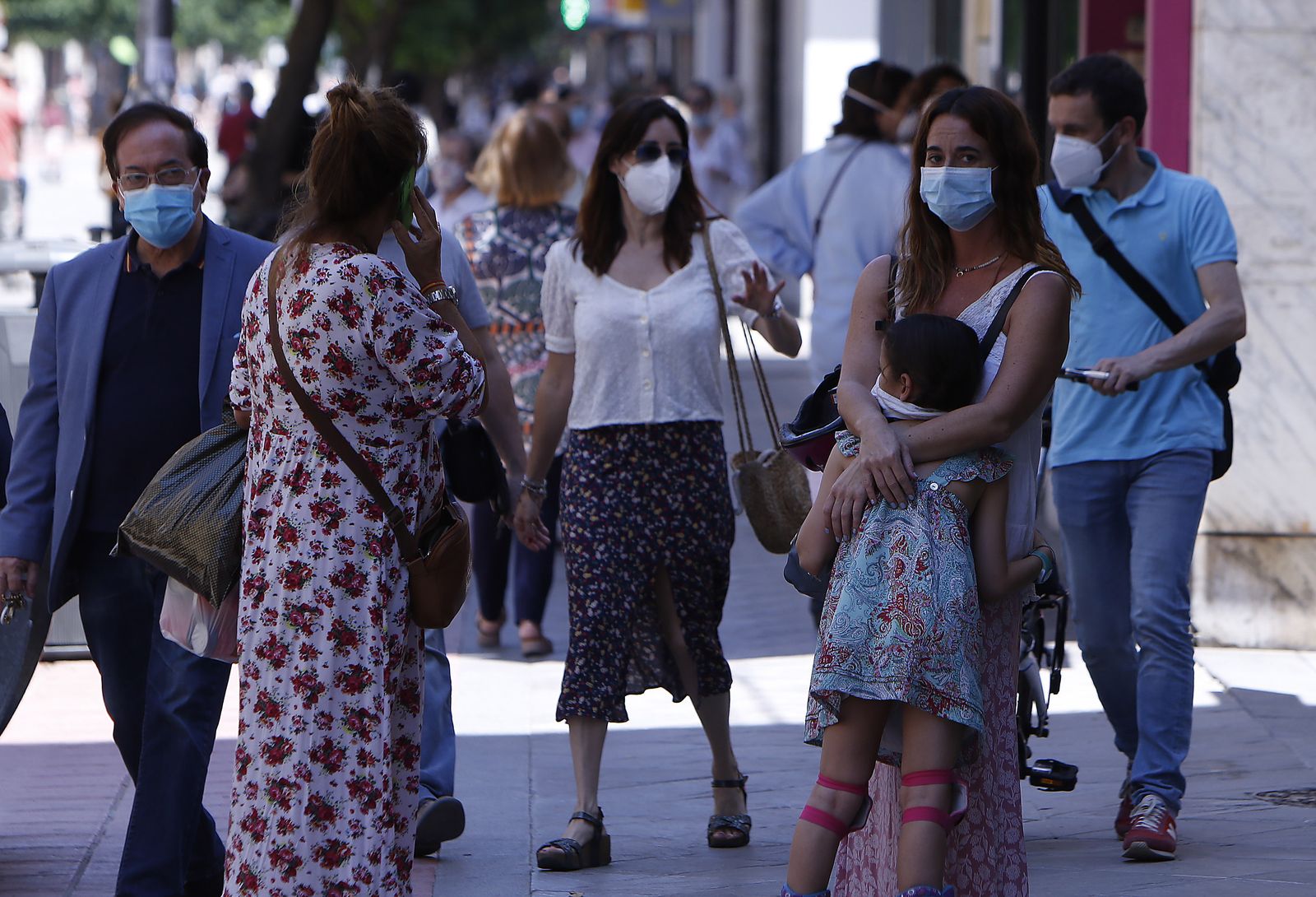Un grupo de personas, con mascarillas, en una céntrica calle de la ciudad.